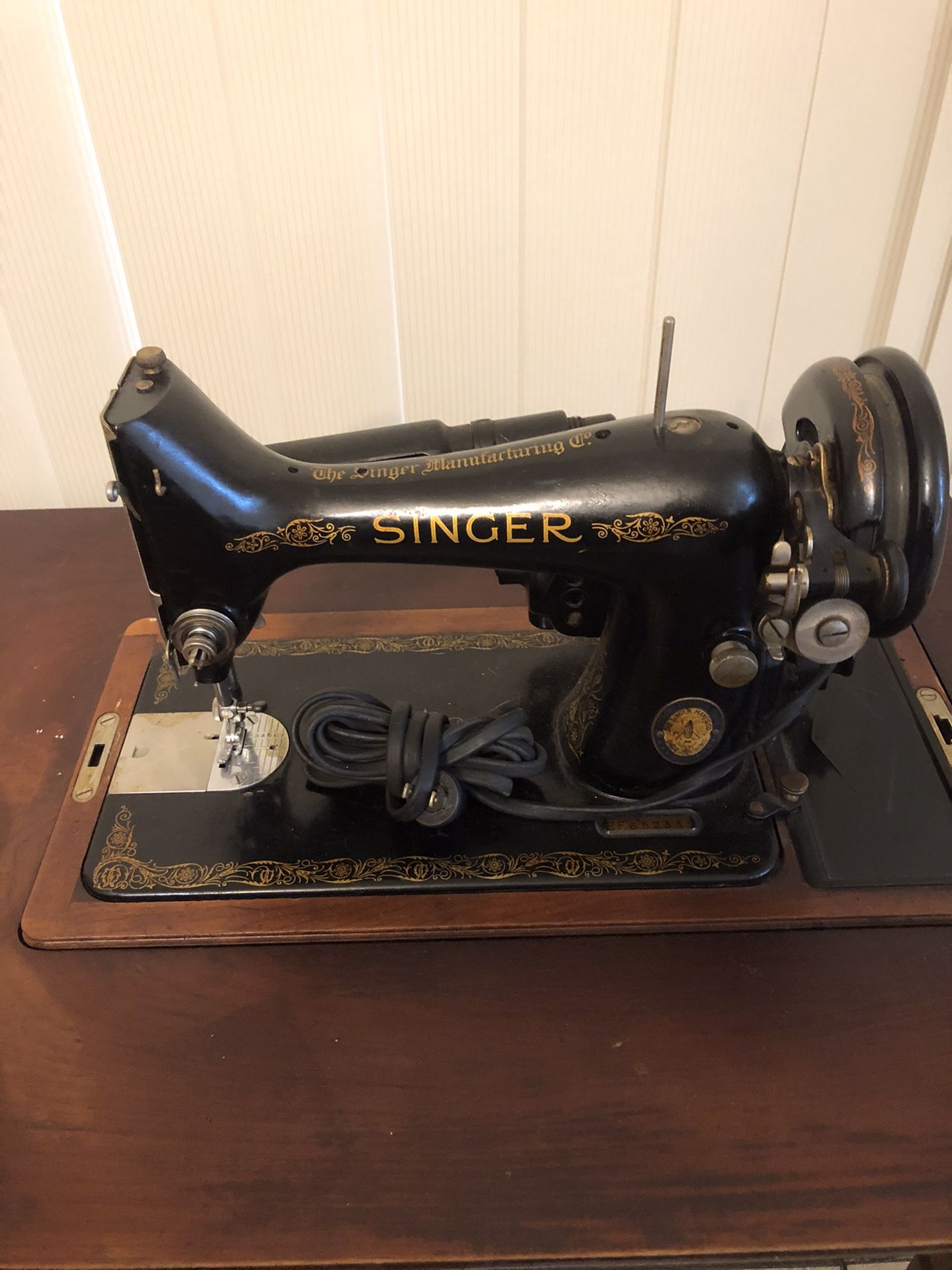 Antiques Singer sewing machine with nice wood case