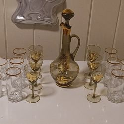 Vintage Romanian Amber Art Genie Decanter

 6 Wine Cups ,  4 Whiskey Cups And 6 Tall Cups