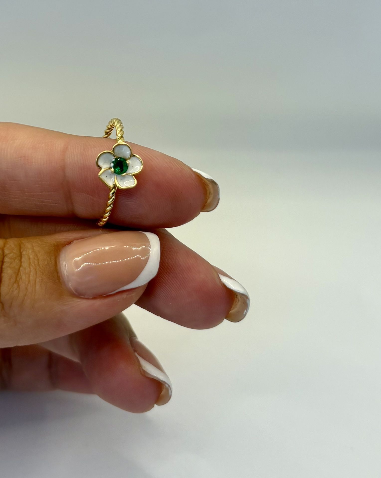 18K Gold Flower Ring Size 6.5 Brand New