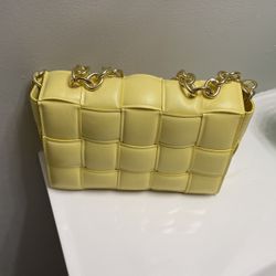 Brand New Yellow Purse With Gold Chain. 