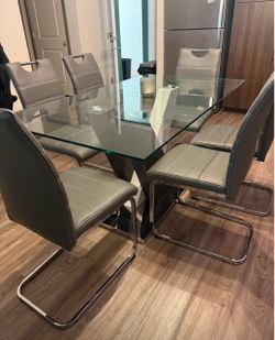 Dining set of 6 leather chairs