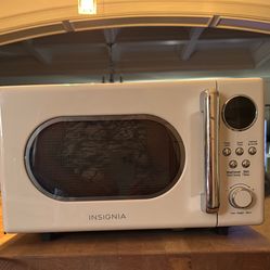 Insignia Retro Style Microwave 