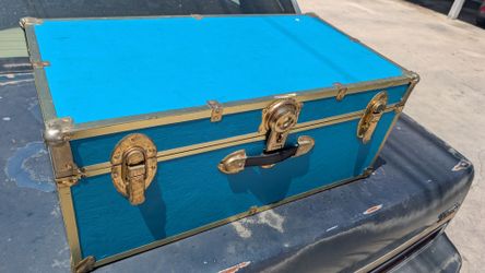 Cool vintage trunk in good condition Blue/turquoise record album storage chest clothing