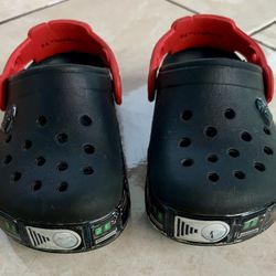 8c Crocs 