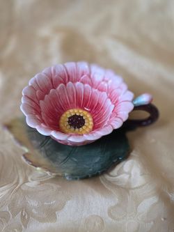 CORNER RUBY DARK PINK YELLOW CENTER FLOWER & GREEN LEAF TEA CUP & SAUCER