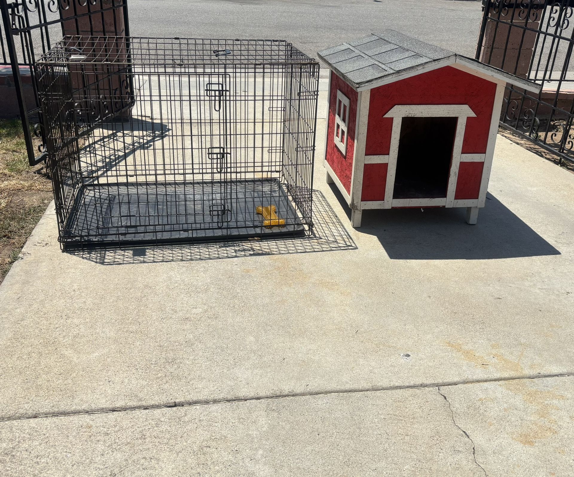 Dog House And Crate With Tray