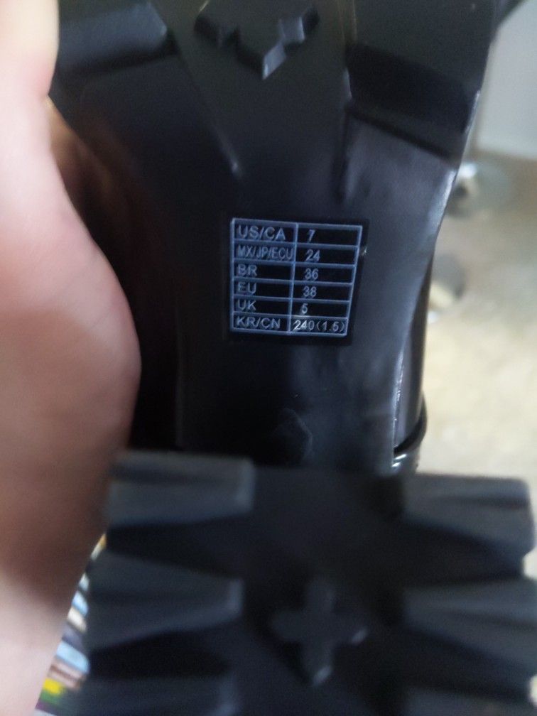 Size 7 (Women's) Pleather Boots