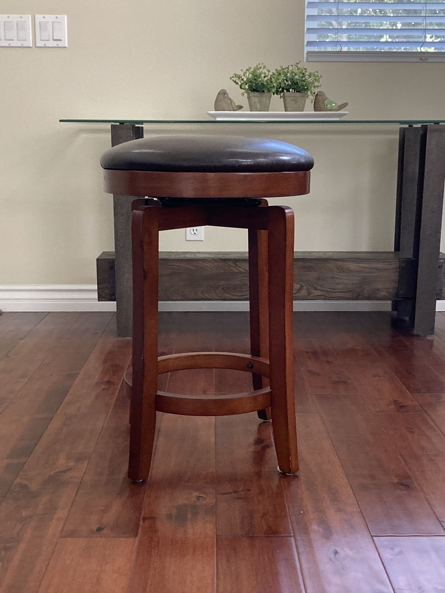 LEATHER SWIVEL STOOL 2FT TALL
