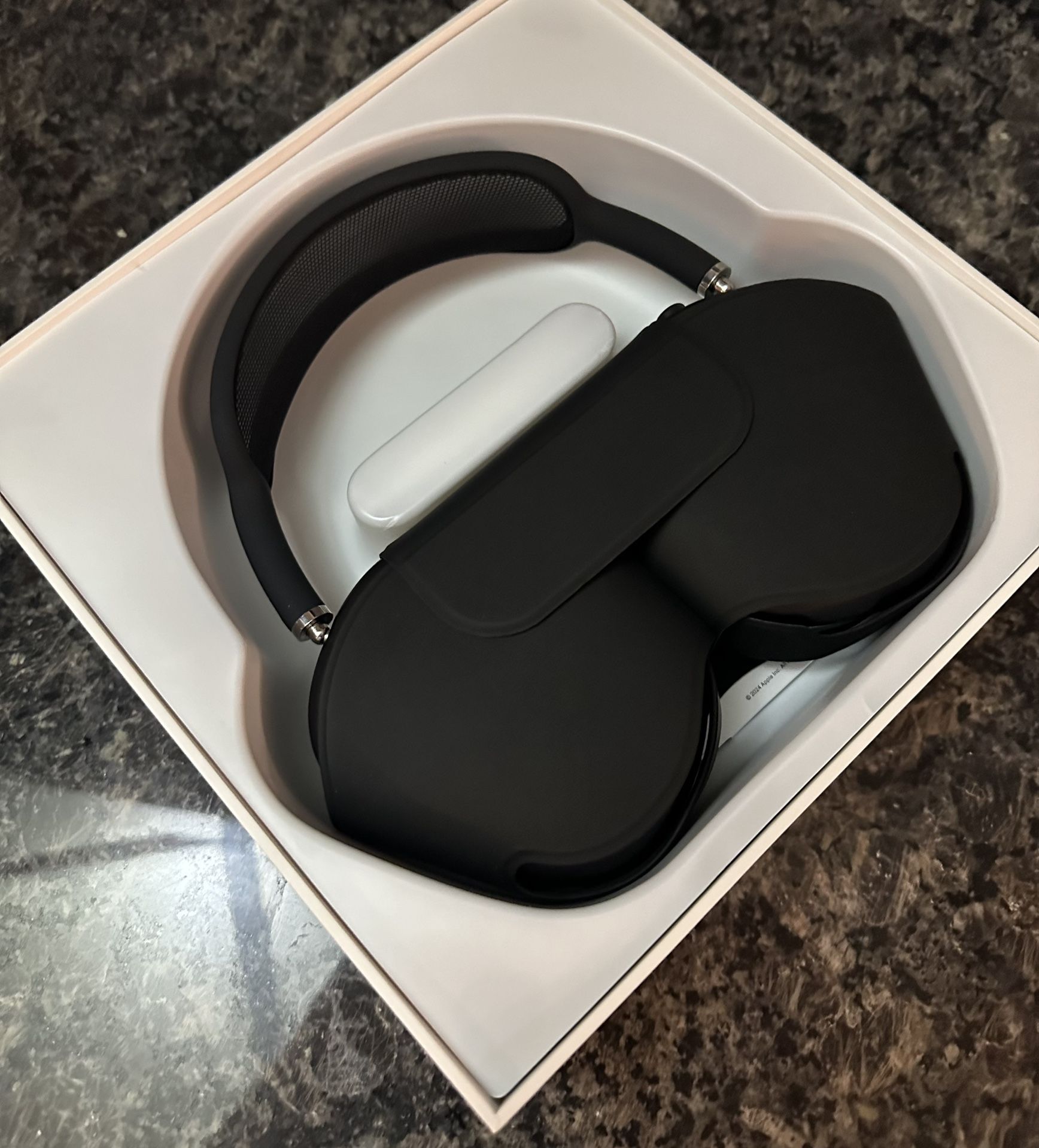 Airpod Max- Silver (ONLY SHIPPING - SEND CASH OFFERS)