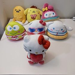 All Hello Kitty!
All for Only 40 dollars (all paid more than 200 dillars).
All original 7 Hello Kitty and friends plushes collection New with TAG .
In