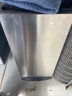 GE Appliances built-in trash compactor, Model UCG1680LOSS