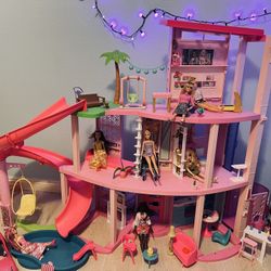 Doll House with Dolls and Accessories 
