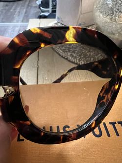 Authentic Louis Vuitton Women's sunglasses for Sale in Norwalk