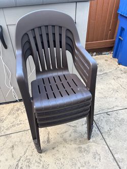 Stack of 4 plastic chairs