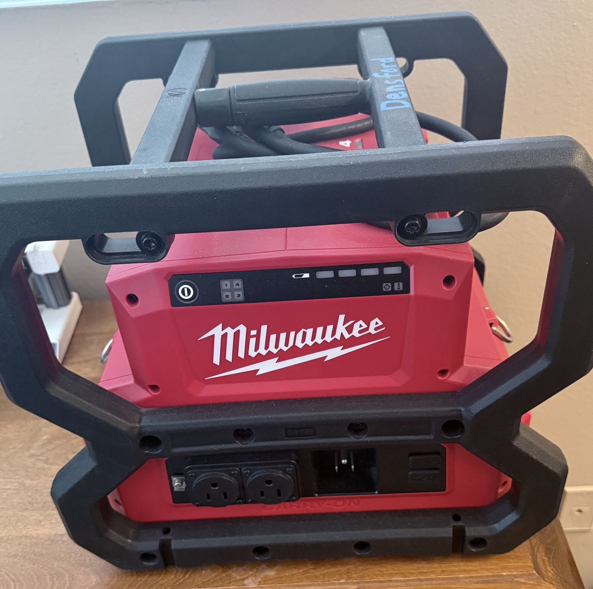 Milwaukee M18 18V Lithium-Ion Cordless 3600-Watt/1800-Watt Battery Powered Power Supply