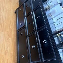 FREE/ GRATIS  black dresser