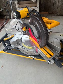 Compound miter saw dewalt