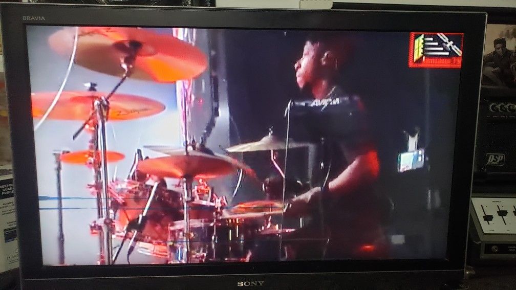 Old SONY 40" Heavy Flatscreen TV W/HDMI cabalility. LINES ON SCREEN still Works Nice