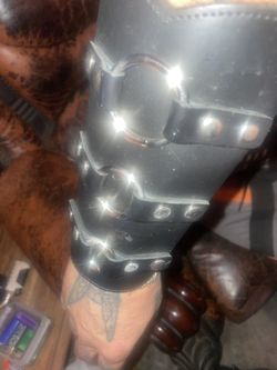 Leather gauntlet