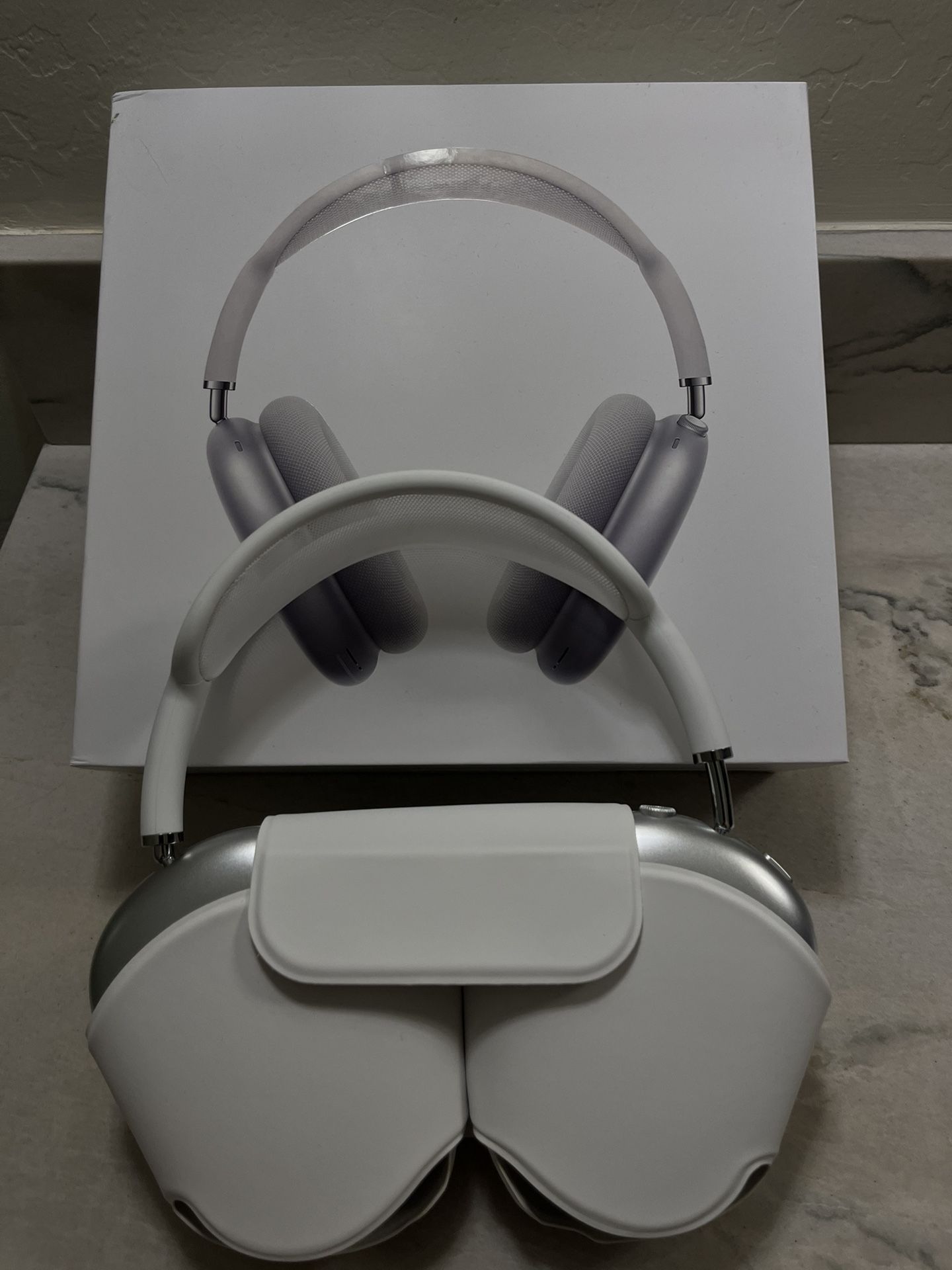 Silver AirPod Maxes 1 Gen