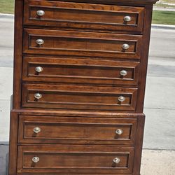 DRESSER