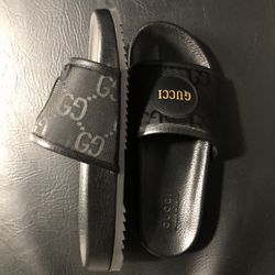 Size 9 GUCCI flip flops Black And Gold