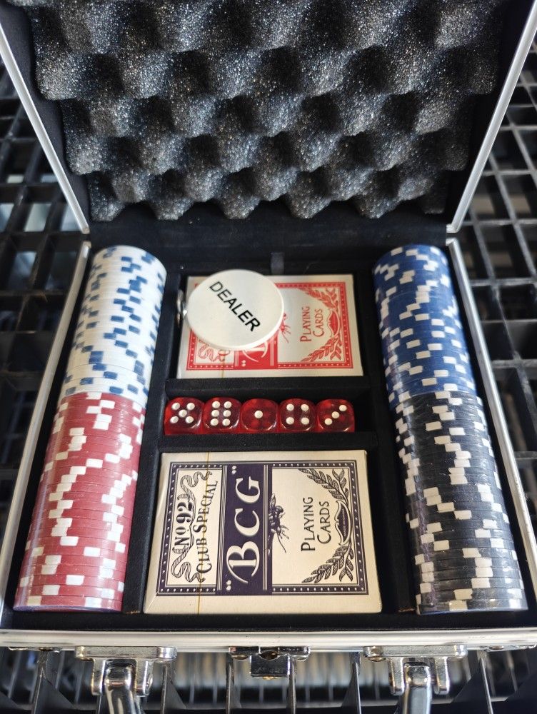 Deluxe Poker Chip Set In Aluminum Carrying Case