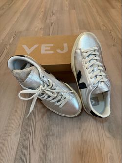 VEJA Campo Leather in Silver / Black