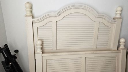 Queen bedroom set  Ashley Furniture