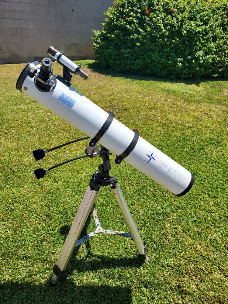 Everwin Reflecting Telescope With Custom Case