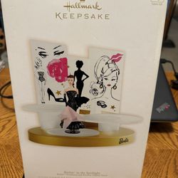 Hallmark- Barbie In The Spotlight: Barbie Ornament and Runway Stand