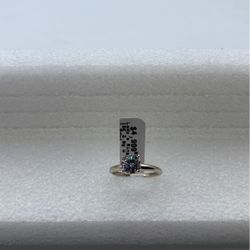1 carat round 18 karat gold solitaire ring