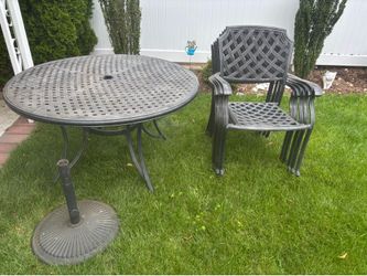 Outdoor Patio Table and Chairs