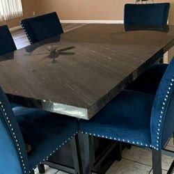 Beautiful High Table And 6 Bar Stools  Good Condition 