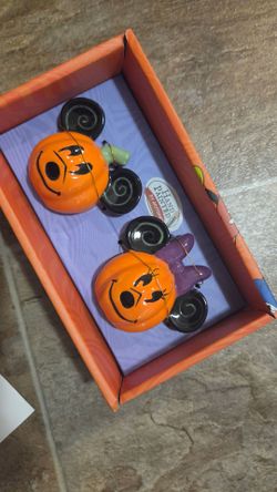 Mickey & Minnie Halloween Pumpkin Salt & Pepper Shaker set.