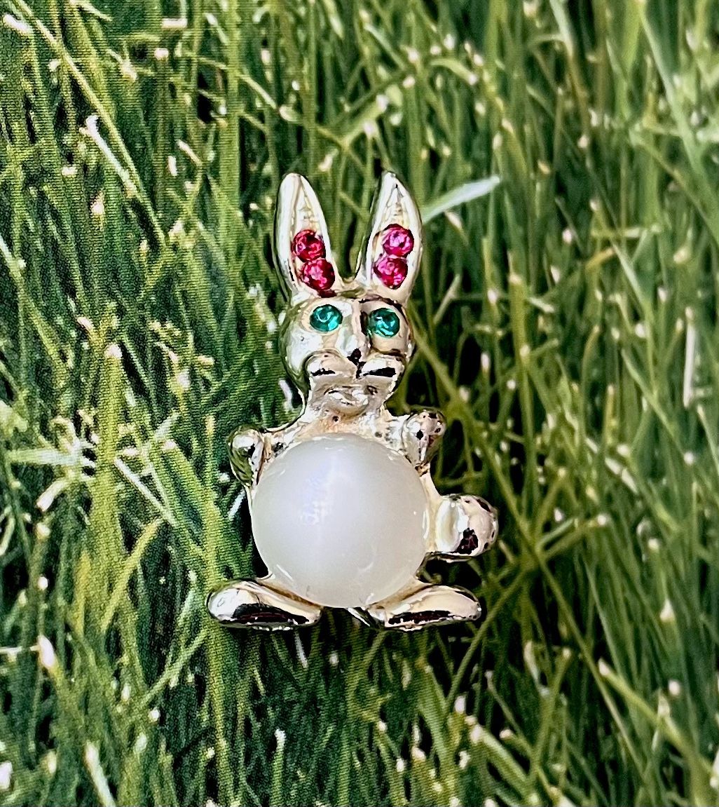 Vintage Small Gold Tone White Jelly Belly Bunny Brooch/Pin