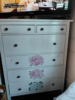 Dresser with 6 drawers.