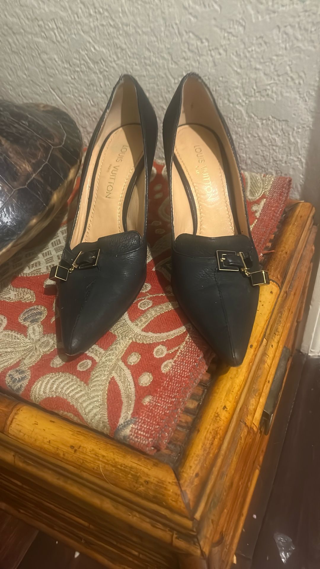 LV Shoes Real. Size 40 European, which would be a size 9.