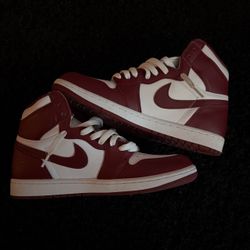Jordan 1 Retro High OG "Burgundy" sneakers