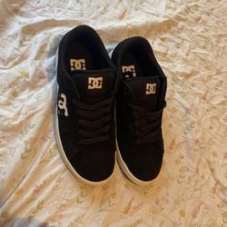 Black DC shoes