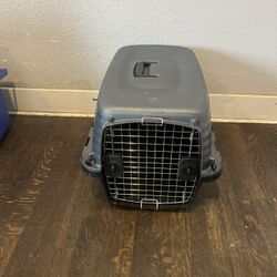 Pet Plastic Pet Porter  18.6 in. H X 16.5 in. W X 26.2 in. D  