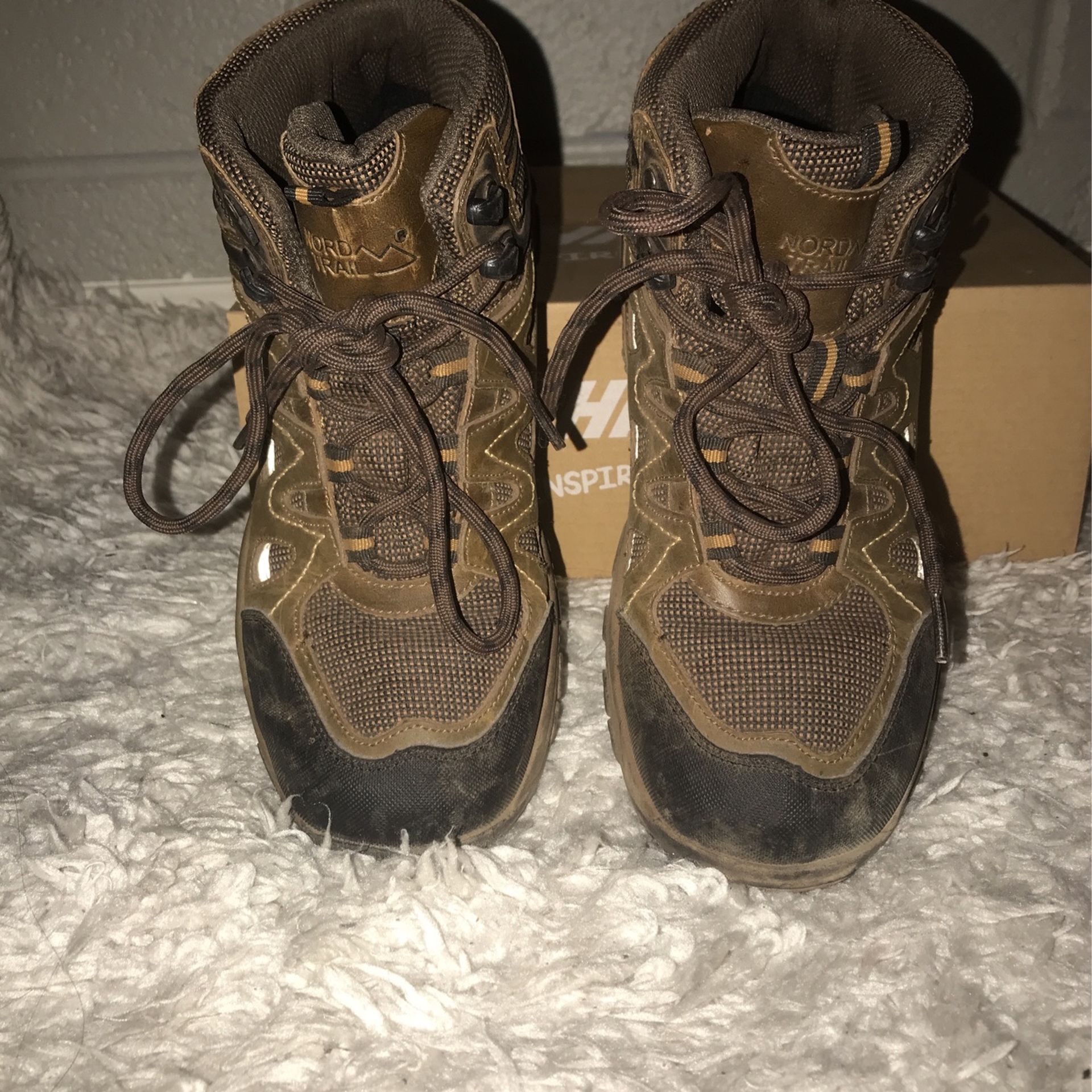 Size 6.0 Unisex Hiking Boot.