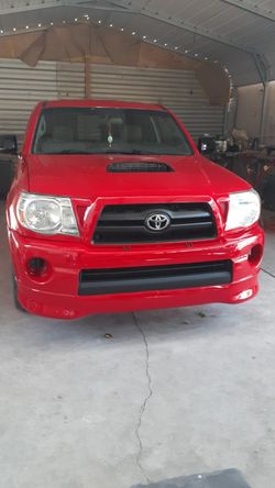 Se hacen trabajos de pintura de carros