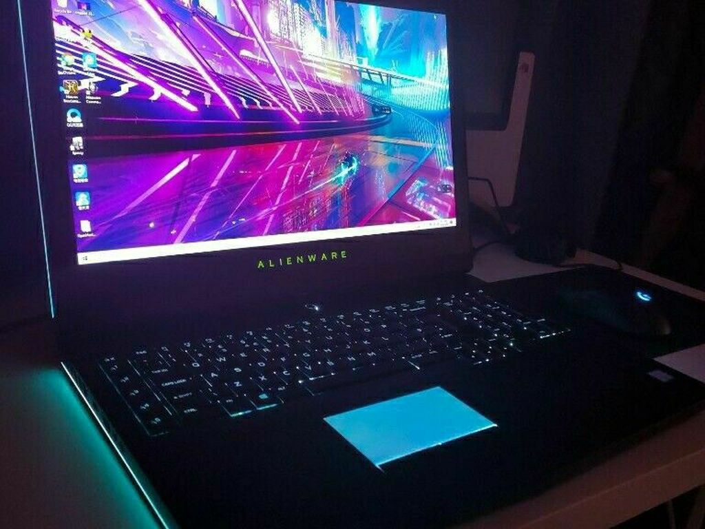 Alienware 17 R4 Gaming Laptop + Alienware Graphics Amp + EVGA 1080TI SC + Breifcase!
