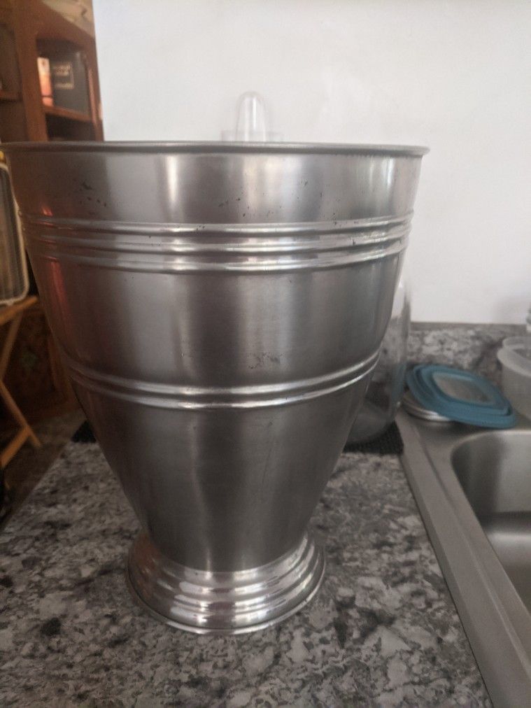 Metal Flower Pot Used But In Great Condition 11 In Tall 9 In In Diameter Only $5