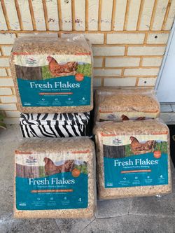 Lot of 4 Manna Pro Fresh Flakes Poultry Bedding 4 Cubic Feet NEW