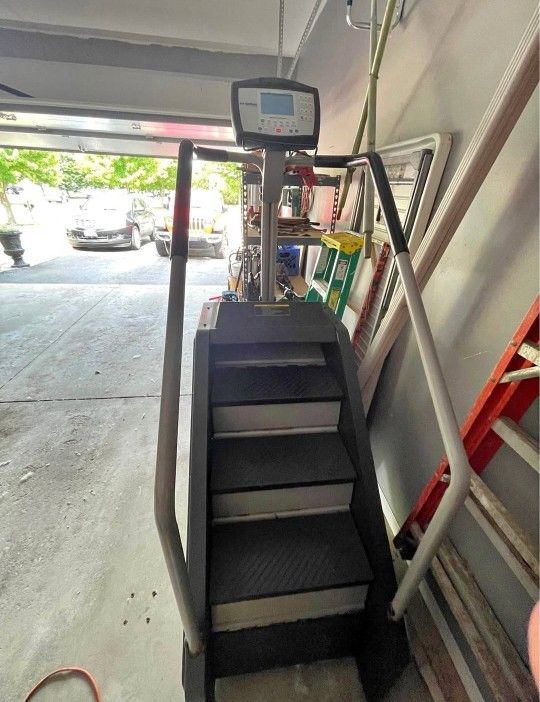 Nautilus-Stairmaster-7000PT-Stepmill.