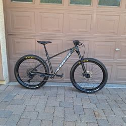 TREK ROSCOE 7 MOUNTAIN BIKE 27.5 INCH 1 X 12 SPEED DROPPER POST SEAT AIR SHOCK ROCKSHOX LIKE NEW( CHECK MY OTHER BIKES)