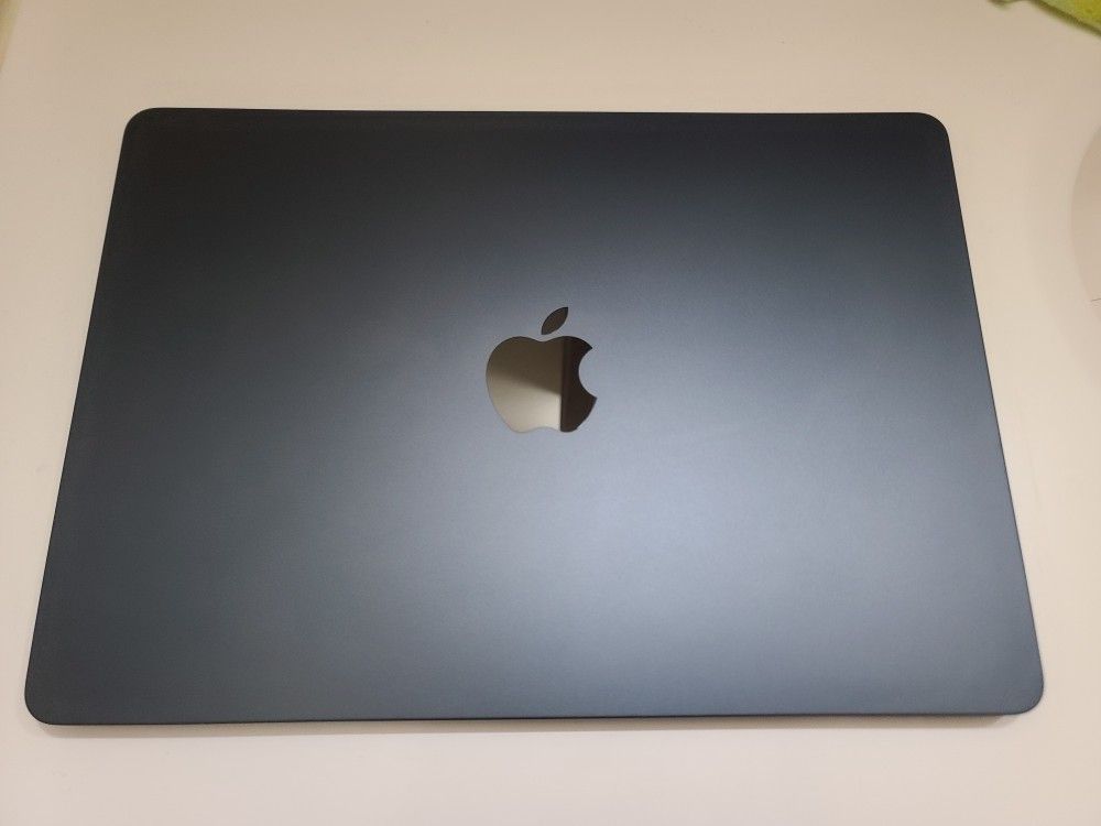 MacBook Air M2 8gb 256GB SSD 97% Battery Capacity 