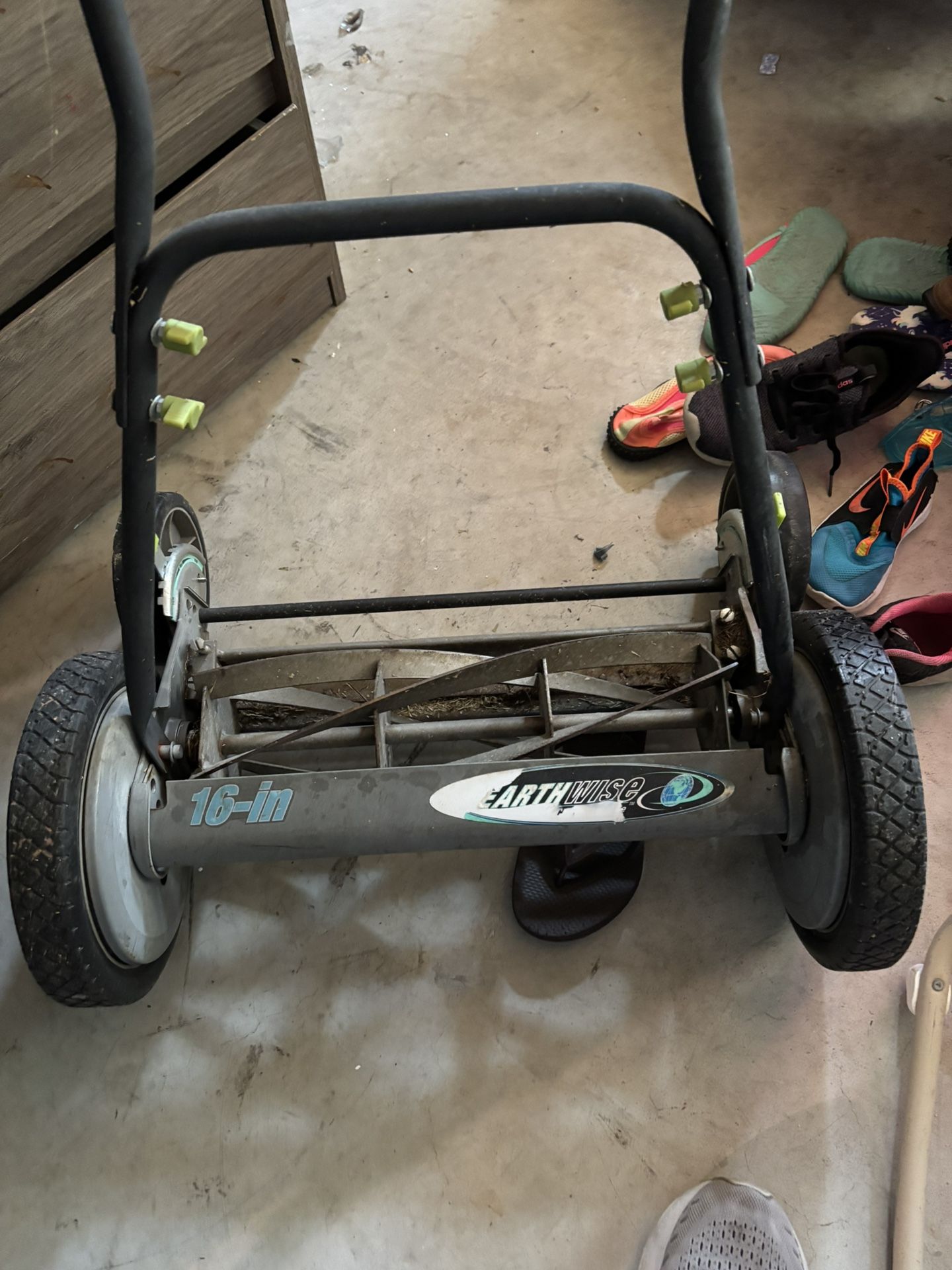 Manual lawn mower